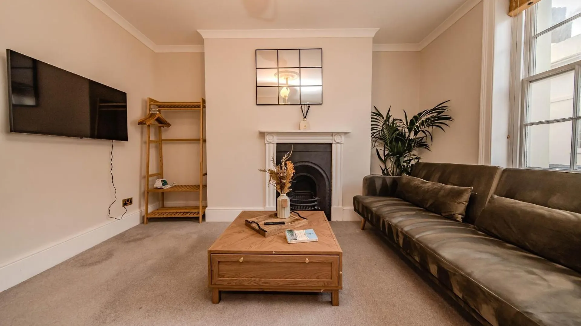 Sunny 1-Bedroom Flat Near The Waves Of Brighton Beach 0*,